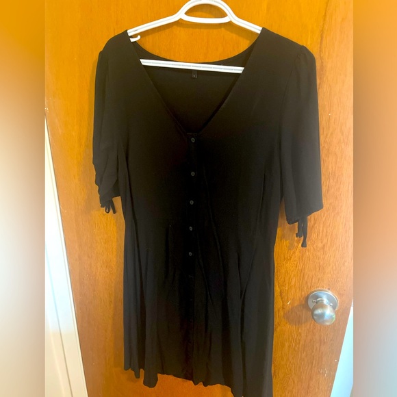 Black mini dress 🖤 - Picture 2 of 4